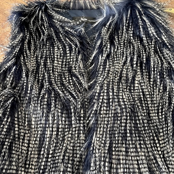 Mossimo Women’s Faux Fur Vest, Size Medium - Picture 6 of 6